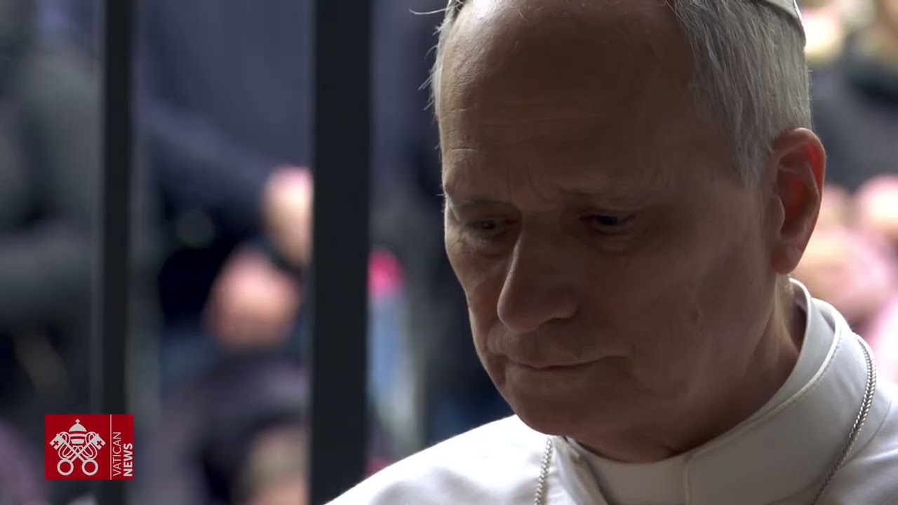 Đức Thánh Cha cùng các bệnh nhân cầu nguyện tại hang đá Đức Mẹ Lộ Đức ở Vườn Vatican